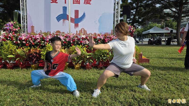 8歲全國武術冠軍氣勢登場台南雙十升旗添亮點 南風鐵騎跑出「10.10」祝福