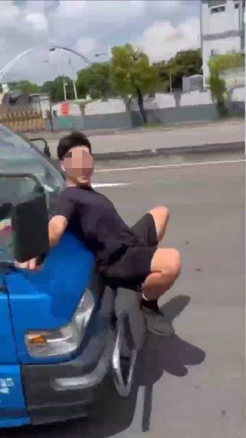 無聊當有趣！花店員工貨車行駛中蹲坐車頭傻笑 遭檢舉恐噴1萬8
