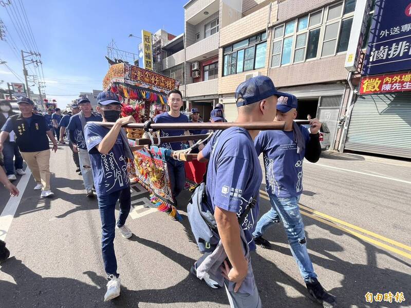 屏東車城福安宮300多年來第一次以神轎方式出門贊境，竹北市長鄭朝方率隊接駕並扶轎到保安宮。（記者廖雪茹攝）
