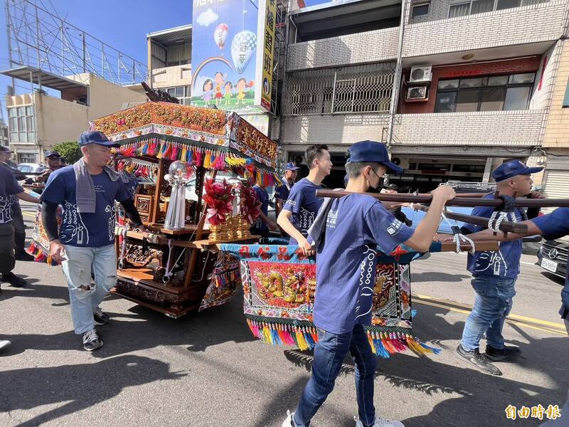 屏東車城福安宮300多年來第一次以神轎方式出門贊境，竹北市長鄭朝方率隊接駕並扶轎到保安宮。（記者廖雪茹攝）
