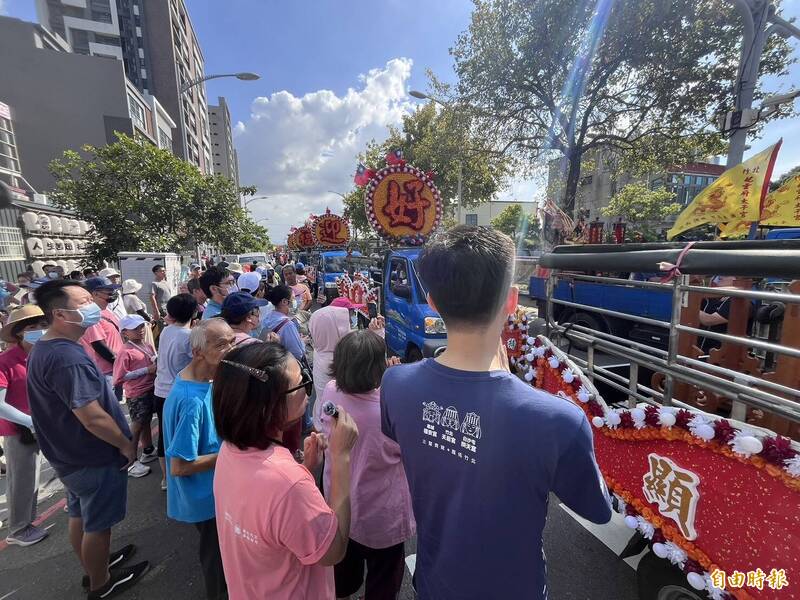「竹北超越竹北」之眾神祈福文化祭，今天下午2點許，竹北市長鄭朝方和大批信眾虔誠恭迎福安宮開基土地公祖神轎，各式頭陣鑼鼓喧天。（記者廖雪茹攝）