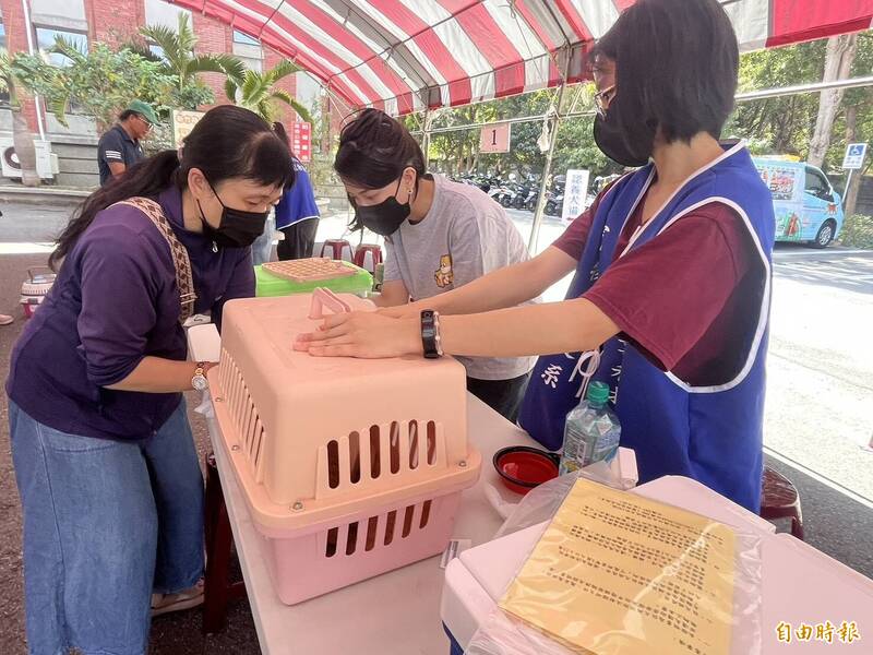 新竹縣動物保護防疫所今天利用雙十國慶假期舉辦「世界狂犬病日—毛齊來打宣導活動」。（記者廖雪茹攝）