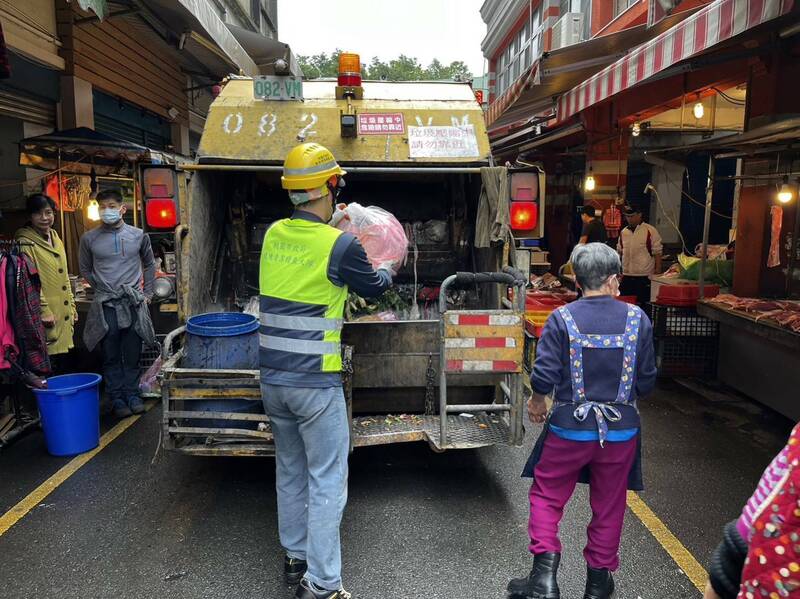 桃園市環保局清潔車定期到市場清理垃圾。（環保局提供）
