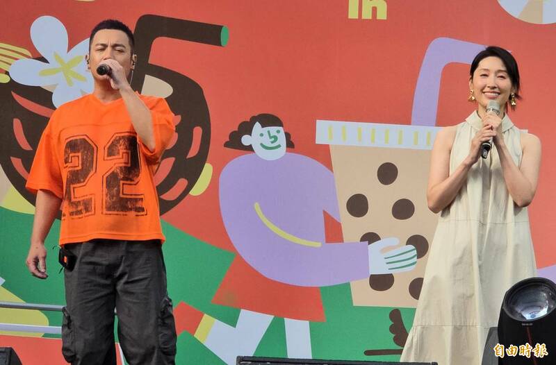 2025世界在屏東開幕，《海角七號》男女主角范逸臣、田中千繪合體獻唱。（記者葉永騫攝）