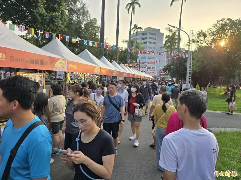 世界在屏東異國市集，集合13個國家、70個攤位。（記者葉永騫攝）