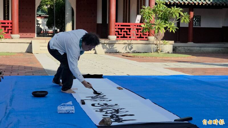 筆桿、肢體融合為一，台灣名書法家陳世憲現場揮毫舞墨。（記者洪瑞琴攝）
