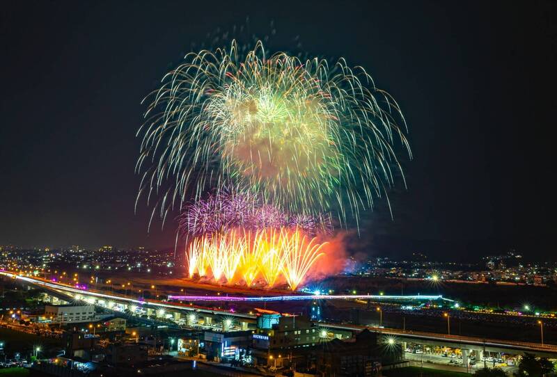 4.3萬發點亮夜空！南投國慶焰火散場車潮爆滿 恐塞到深夜
