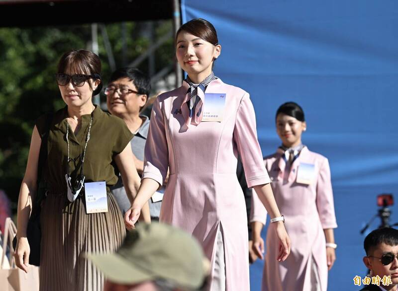 禮賓人員引導與會者入座。（記者羅沛德攝）