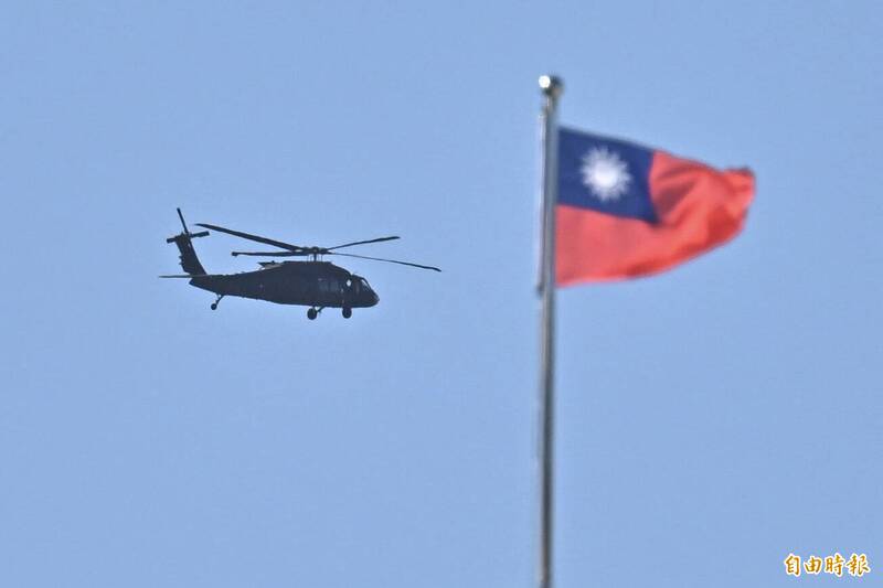 UH-60M黑鷹直升機執行天觀任務。（記者塗建榮攝）