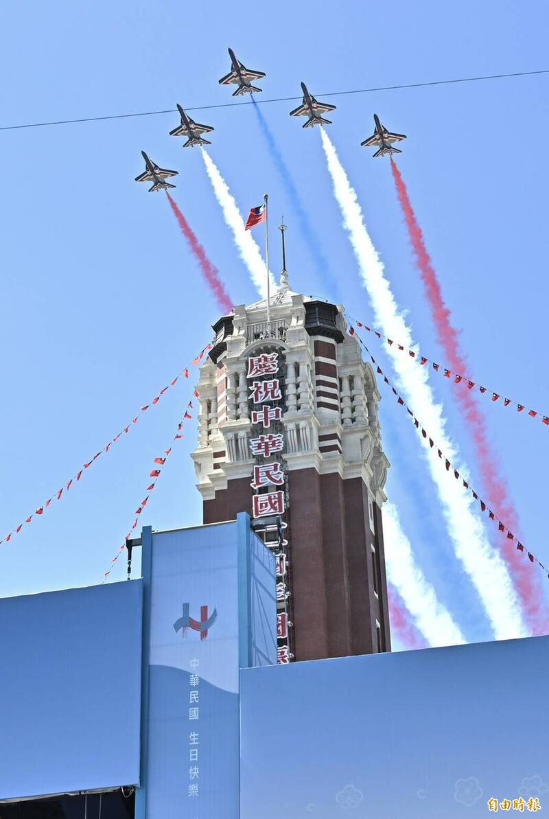 圖輯》直升機吊掛巨幅國旗空軍雷虎換裝勇鷹後壓軸放彩煙為國慶大會畫下