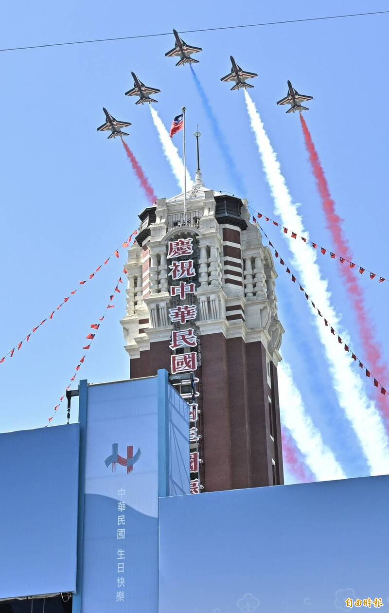 圖輯》直升機吊掛巨幅國旗空軍雷虎換裝勇鷹後壓軸放彩煙為國慶大會畫下