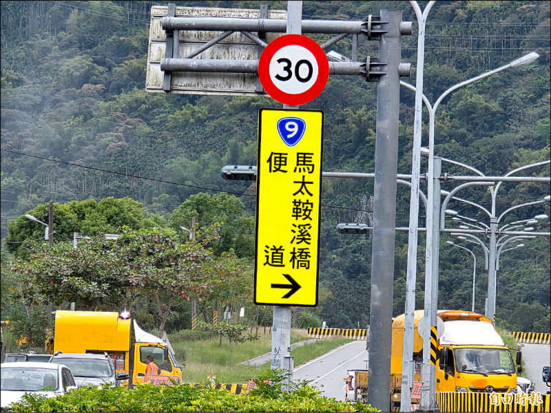 馬太鞍溪便橋通車 災民開心放鞭炮