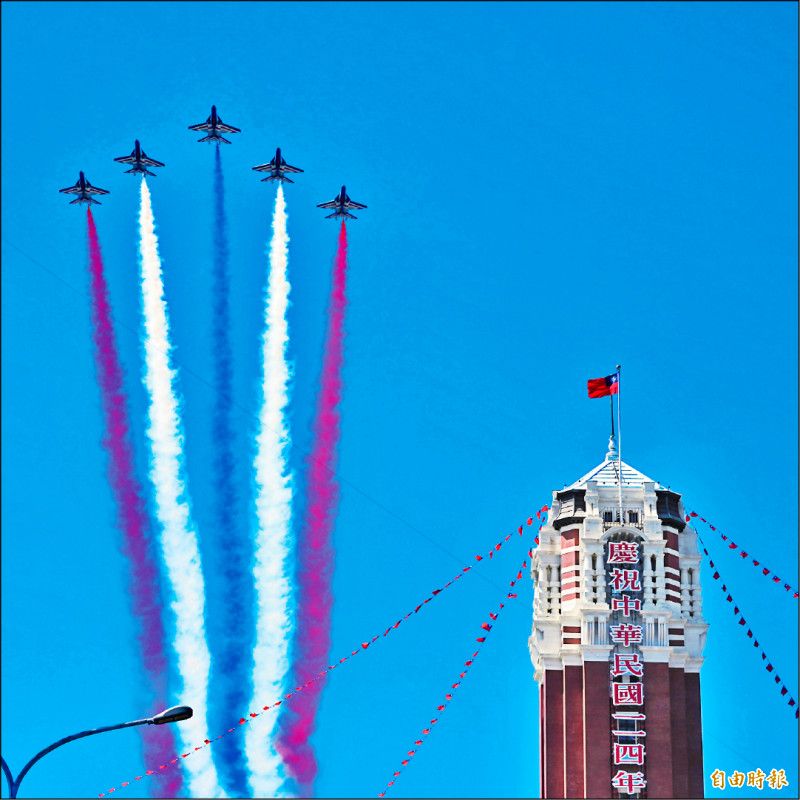國慶大會昨盛大登場，空軍雷虎小組「勇鷹」高教機壓軸施放彩煙 ，畫下精彩句點。（記者陳逸寬攝）