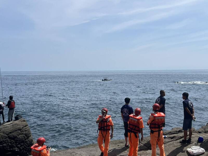 12名潛水客今天上午前往新北市貢寮區萊萊磯釣場海域潛水，3名女潛客未上岸，海巡署第二岸巡隊海巡人員在岸際瞭望尋人。（記者林嘉東翻攝）