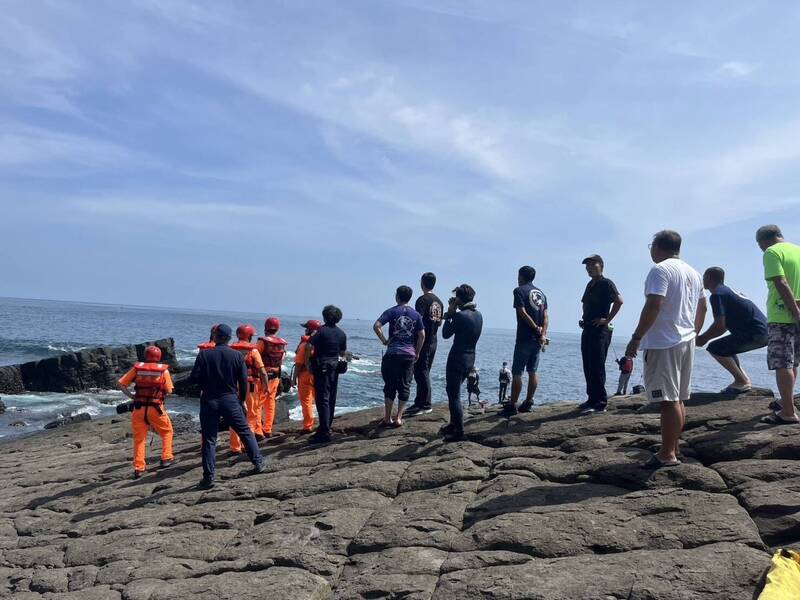12名潛水客今天上午到新北市貢寮區萊萊磯釣場海域潛水，其中3名女潛水客失聯，同行潛水的友人在岸上等候。（記者林嘉東翻攝）