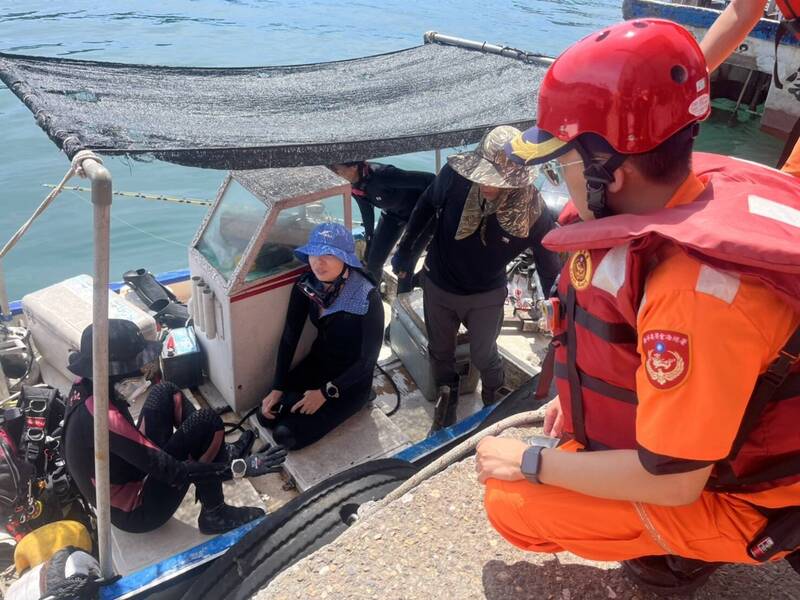 失聯的3名女潛客在新北市貢寮區萊萊磯釣場海域潛水，被海浪帶至海域定置漁網處待援，附近作業的宜蘭籍漁船趕往救援，已於午後將3女平安載抵宜蘭石城漁港。（記者林嘉東翻攝）