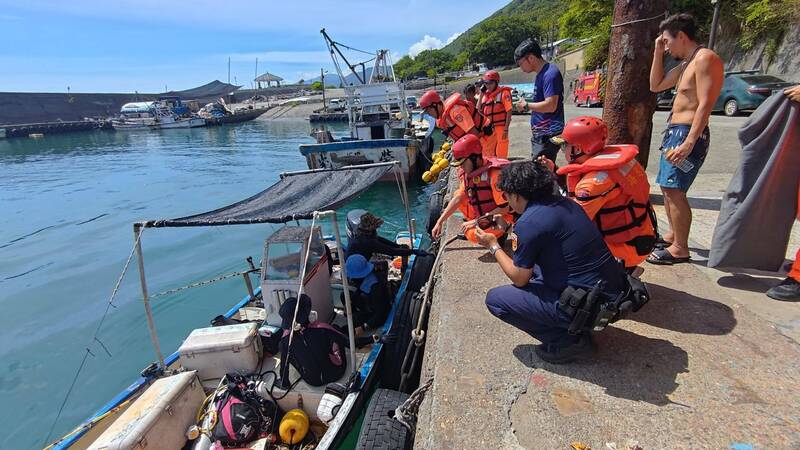 失聯的3名女潛客在新北市貢寮區萊萊磯釣場海域潛水，被海浪帶至海域定置漁網處待援，附近作業的宜蘭籍漁船趕往救援，已於午後將3女平安載抵宜蘭石城漁港。（記者林嘉東翻攝）