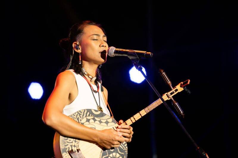 2025半島世界歌謠祭10月18日主秀節目由金曲歌手戴曉君領軍在地傳藝師及藝生共同演出。（屏東縣政府提供）