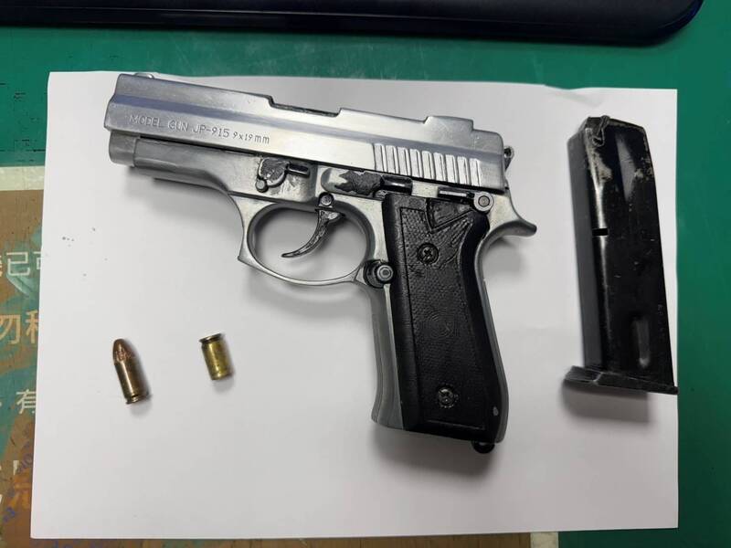 女友通報藏槍 莽男交保再拿一把闖蛋塔店嗆「打碎膝蓋」