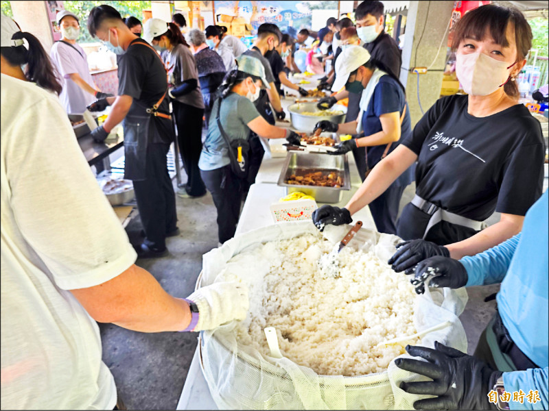 佛心老闆義煮團 送出3萬個便當
