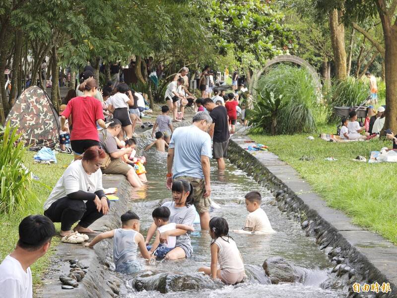天氣炎熱,林後四林的迷你二峰圳親子戲水樂。(記者陳彥廷攝) 天氣炎熱,林後四林的迷你二峰圳親子戲水樂。(記者陳彥廷攝)