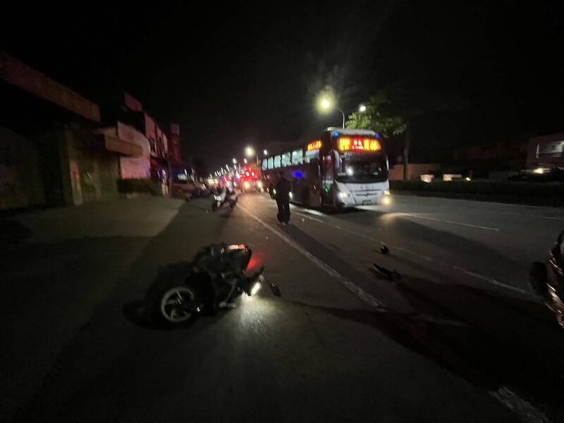 彰化花生1死1命危，士先是撞上路旁，再公生碰撞。（民提供）