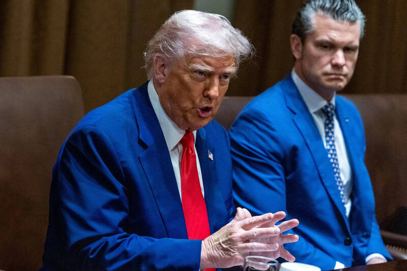 川普指示國防部長赫格塞斯（右）動用可用資金支付軍餉。（歐新社資料照）