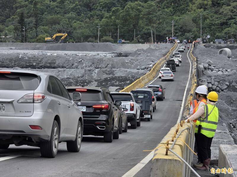 馬太鞍溪便橋12日起，除禁行全聯結車，其他車種皆可通行。圖為南下往光復南引道。（資料照）