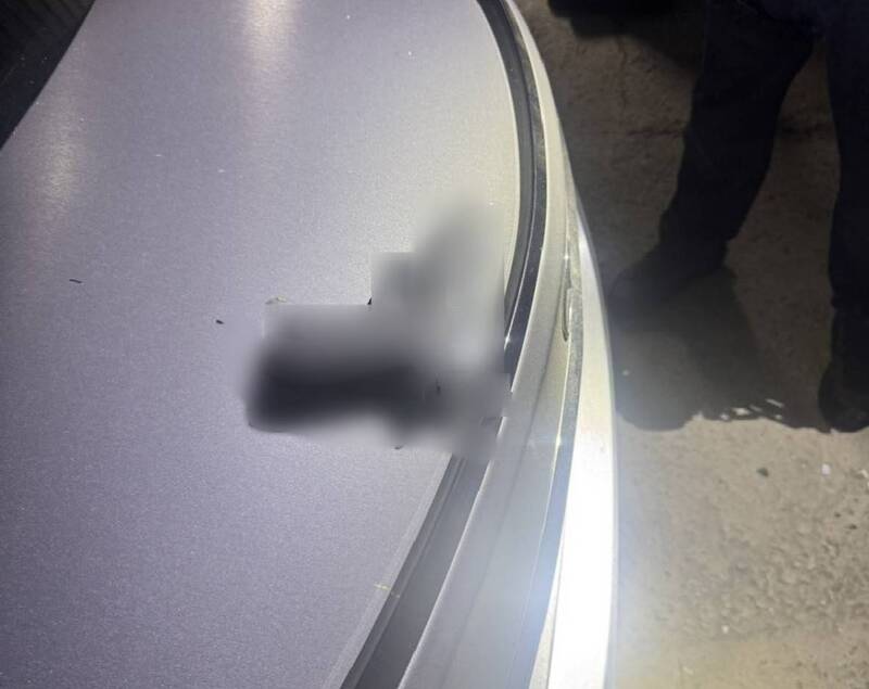 陳男「持槍」亂砸車。（民眾提供）