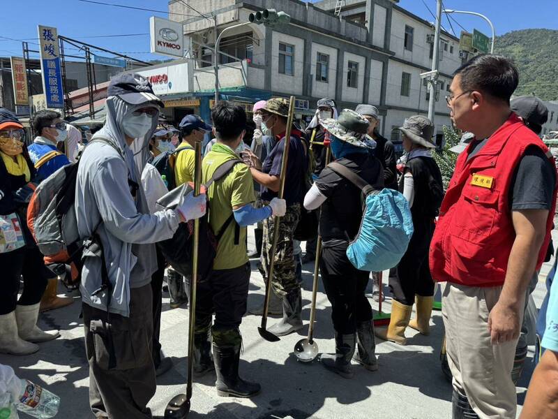 環境部長彭啓明（右1）看到許多鏟子志工湧入花蓮光復鄉，協助清水溝淤泥，深受感動。（圖取自彭啓明臉書）