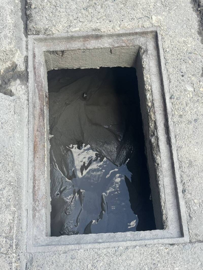 花蓮光復鄉的30公里水溝，被堰塞湖潰流泥沙完全堵塞，經眾人連日清淤，已有水流，清淤速度將越來越快。（圖取自彭啓明臉書）