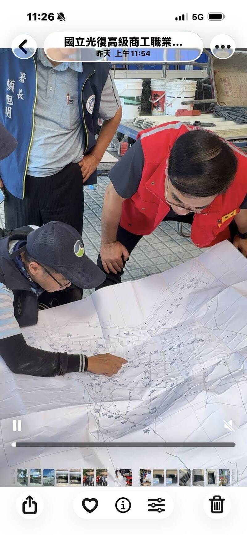 環境部長彭啓明（右）觀看花蓮光復鄉地圖，分析水溝分布。（圖取自彭啓明臉書）