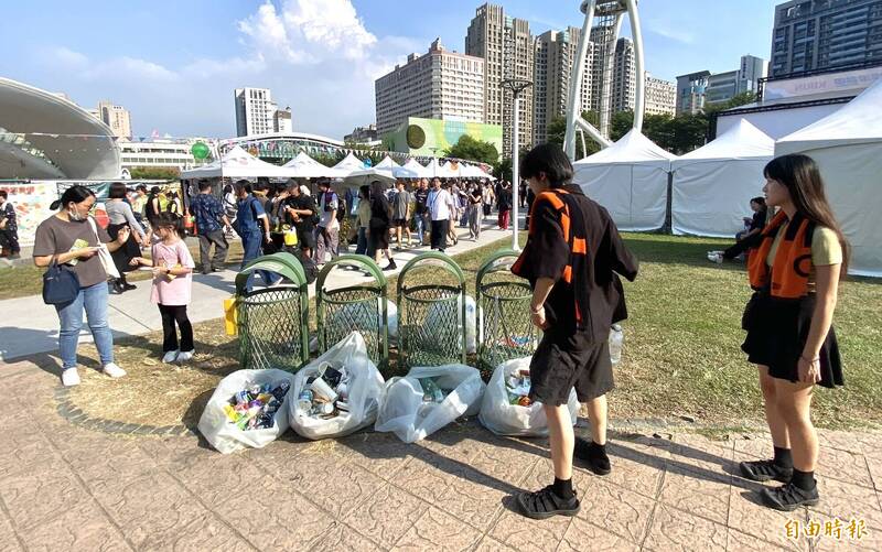 「2025搖滾台中」於文心森林公園舉辦，搖滾客配合垃圾分類。（記者黃旭磊攝）