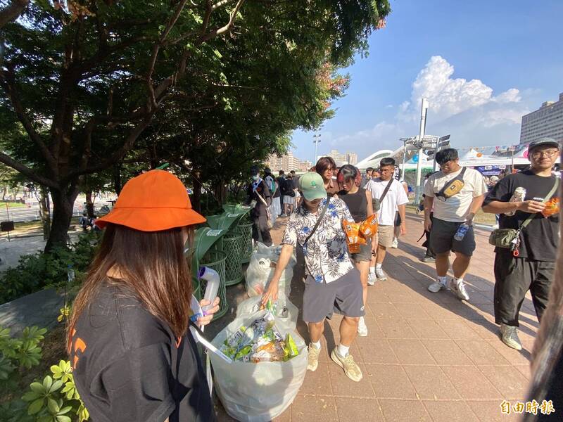 「2025搖滾台中」參與民眾配合垃圾分類。（記者黃旭磊攝）