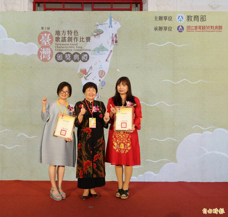 關懷文教基金會董事長周清玉（中）表示，台灣地方特色歌謠作品皆是「咱自己的物件」。（記者林曉雲攝）