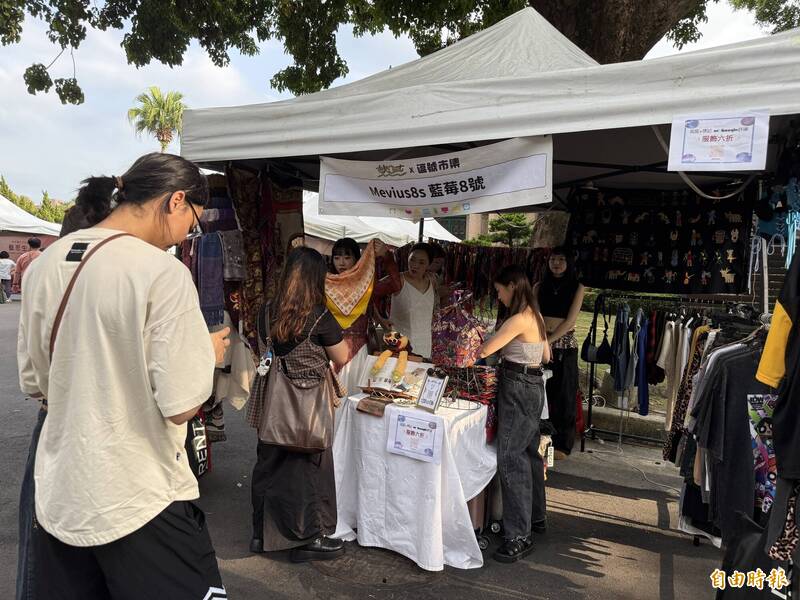 舞台人群聚集享受音樂之外，市集也湧入人流購買文青單品。（記者蔡愷恆攝）