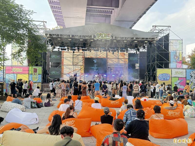 今（12日）為2025秋OUT音樂節第二日，稍早是百合花樂團、溫室雜草、淺堤以及LÜCY等多組藝人表演；晚間札賛、陳嫺靜等精彩卡司將登場，還有9m88、守夜人以及來自泰國、日本等地樂手替本次秋OUT收尾。（記者蔡愷恆攝）