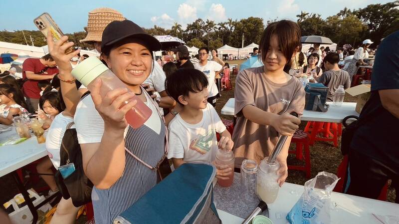 南投茶博會「千人手搖飲」活動，不少民眾全家出動一起「玩茶」。（南投縣政府提供）