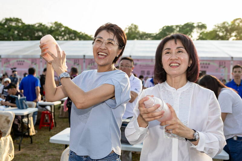 南投縣長許淑華（左）陪同苗栗縣議會副議長張淑芬（右），參與「千人手搖飲」活動。（南投縣政府提供）