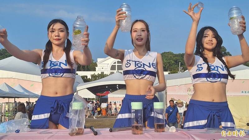 南投茶博會「千人手搖飲」活動，安排Show girl示範。（記者張協昇攝）