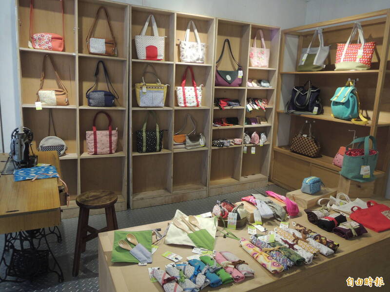 「台灣水色」由橫山鄉一群善於縫紉的社區媽媽，與返鄉青年設計師共同打造，品牌還曾赴香港參展。（資料照，記者廖雪茹攝）