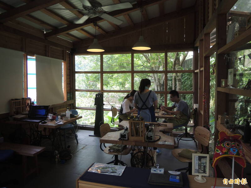 「虎帽金工」提供無數情侶、夫妻手作愛的紀念。（資料照，記者廖雪茹攝）