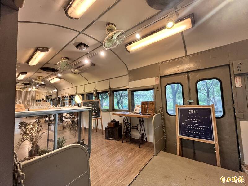 設於合興車站車廂內的虎帽金工。（記者廖雪茹攝）
