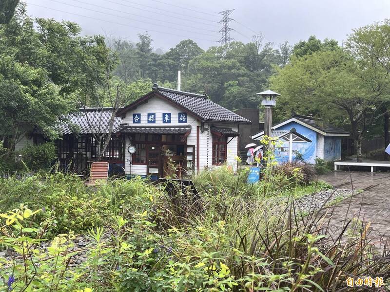新竹縣政府爭取觀光署「唐山移民文化旅遊帶」經費，於合興車站區打造愛情園區鐵道野花園。（記者廖雪茹攝）