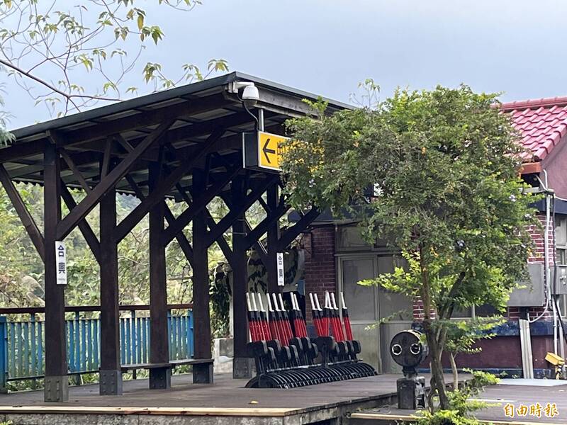 地方人士建議將內灣線合興車站及作業室，登錄為歷史建築保存，圖為紅磚瓦的作業室及一排舊式轉轍器。（記者廖雪茹攝）