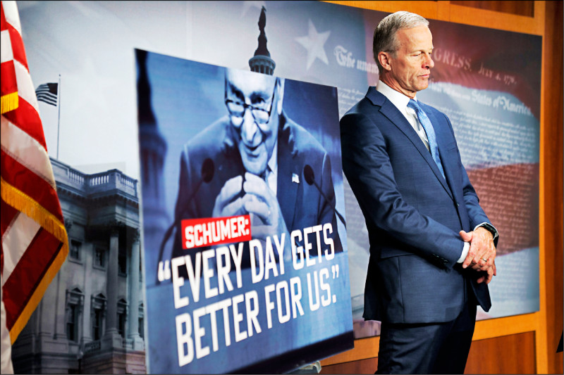 美國聯邦參議院多數黨（共和黨）領袖圖恩十日召開記者會，現場展示參院少數黨（民主黨）領袖舒默的看板，譴責舒默為民主黨政黨利益讓預算卡關。（歐新社）