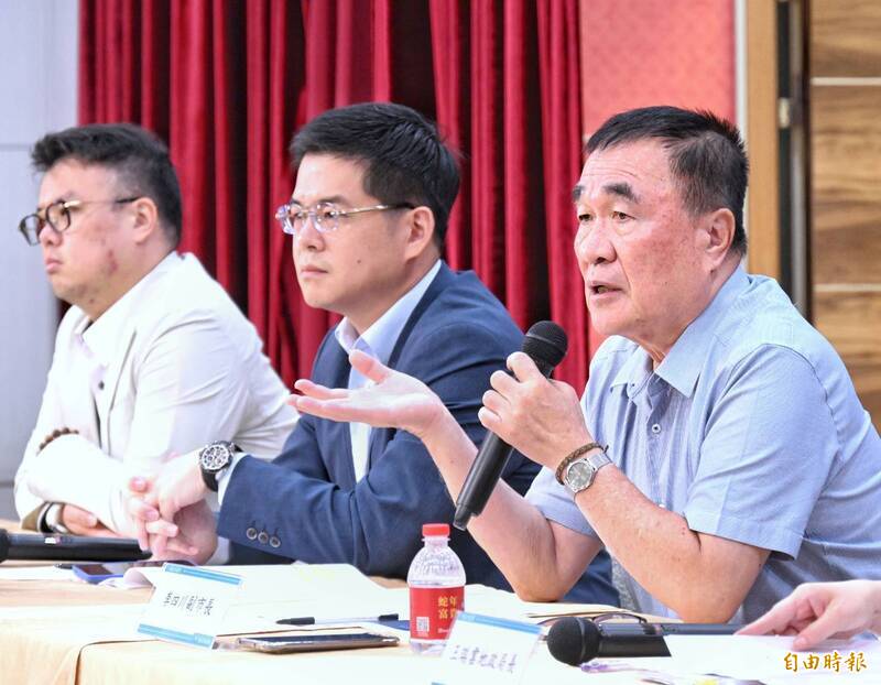 台北市副市長李四川（右）、法務局長連堂凱（中）召開記者會。（記者方賓照攝）