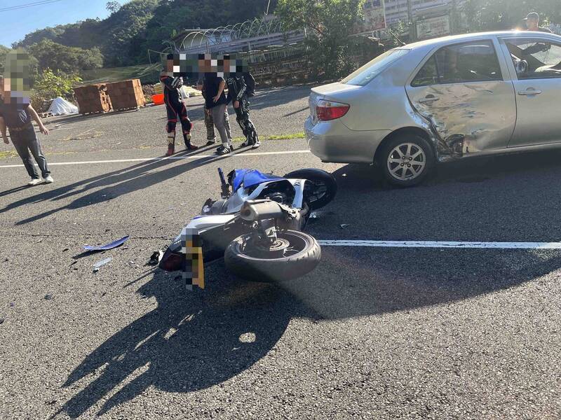 紅牌重機台3線過彎撞上對向跨越雙黃線轎車,女騎士倒地全身擦挫傷。(民眾提供)