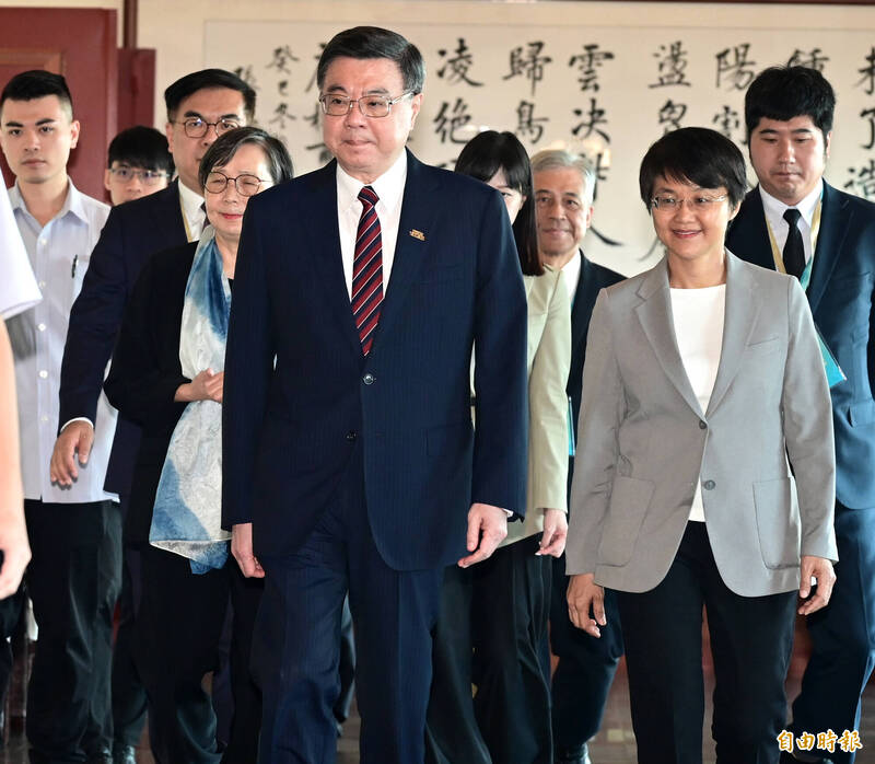 面對媒體詢問行政院是否會提財劃法修正行政院版時，行政院長卓榮泰朝向媒體「很確定地點頭」，但未再多作說明即步入會場。（記者王藝菘攝）