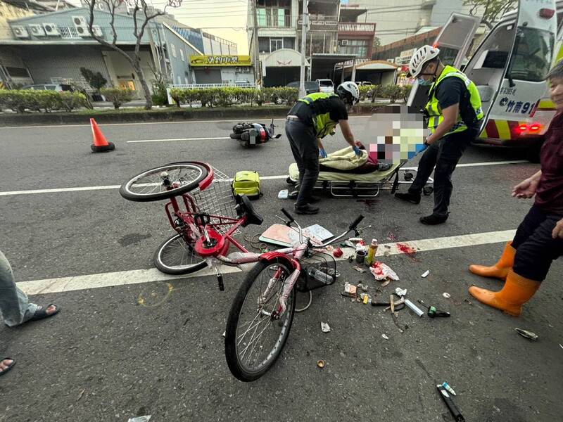 苗栗竹南三老遭追撞，部著地重住院中。（民提供）